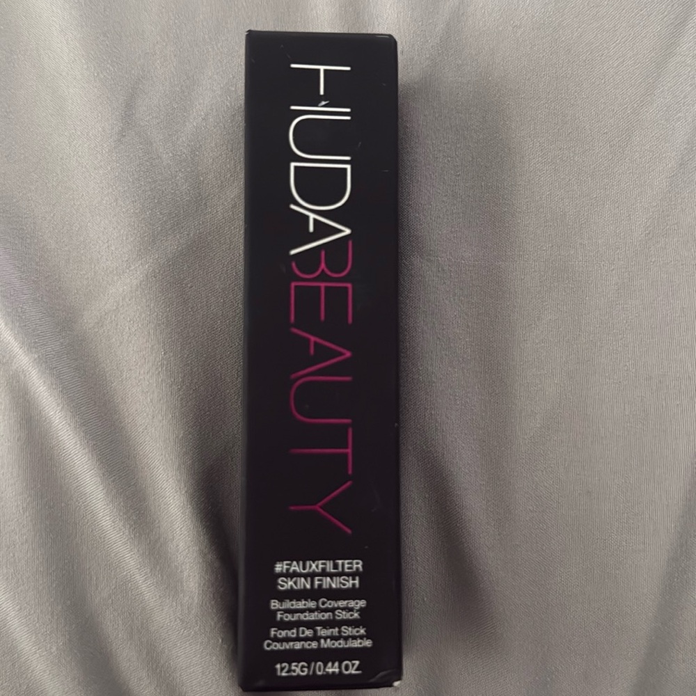 Huda Beauty Foundation Stick In Peaches And Cream